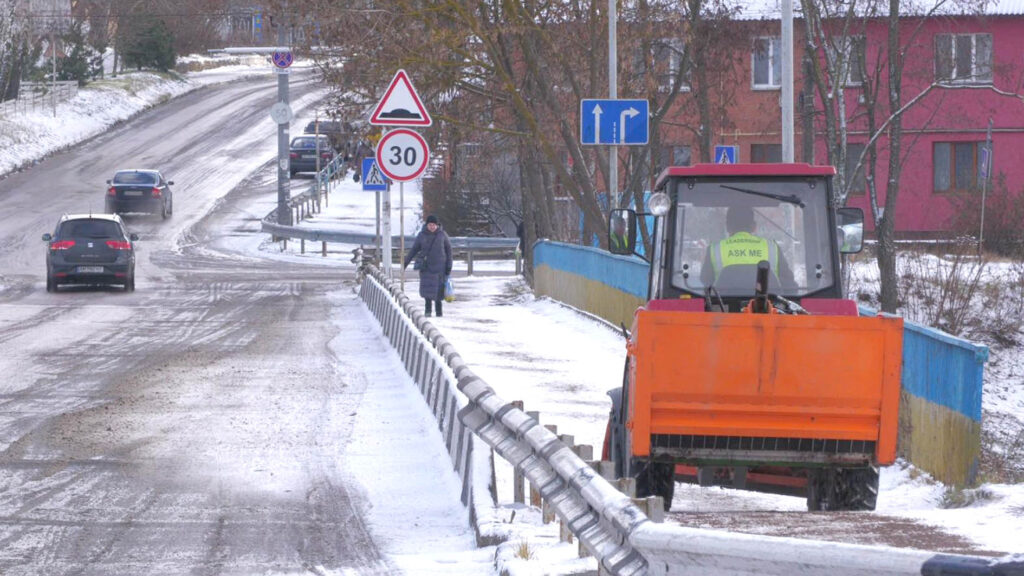 чищення снігу коростень