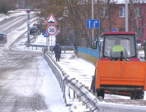 Коростень засипало снігом – як працюють комунальні служби