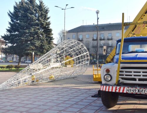 На центральній площі Коростеня розпочали встановлення новорічної ялинки