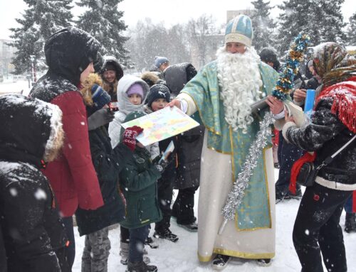 Біля ялинки продовжують проводити новорічні свята для дітей