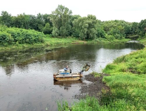Машина-амфібія продовжує розчищати річку Уж: як проходить сьомий сезон робіт