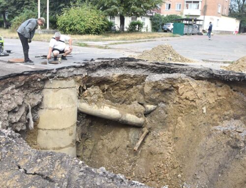 По Грушевського проводять ремонт мережі зливової каналізації